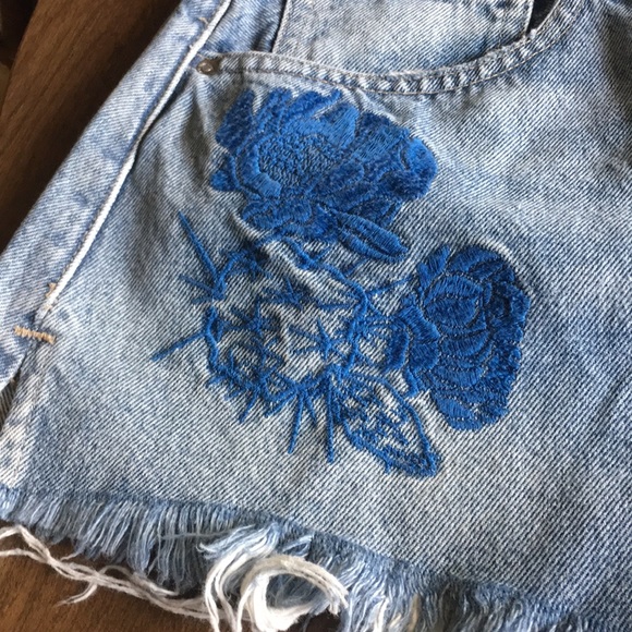 Levi’s Cheeky High-Rise Denim Shorts - Size 31 NWT - Picture 3 of 13